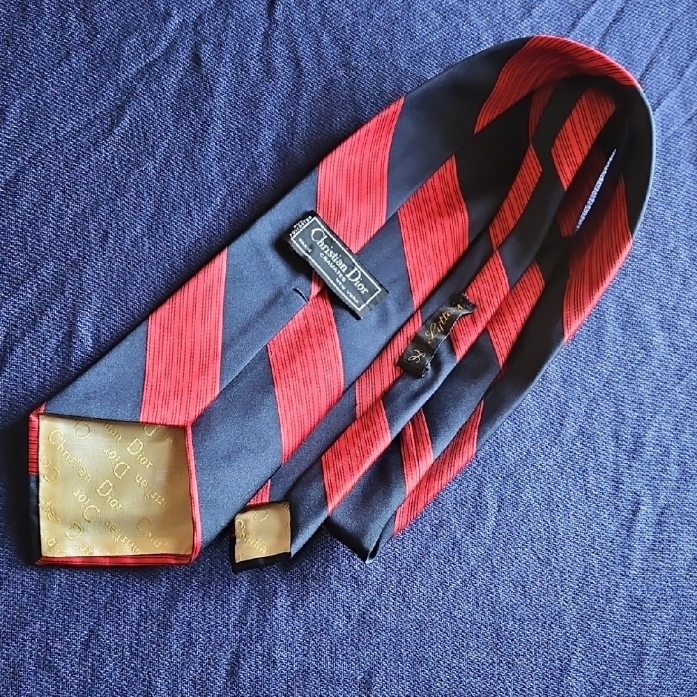 Elegant Red and Gray Striped Men's Tie - Picture 3 of 4